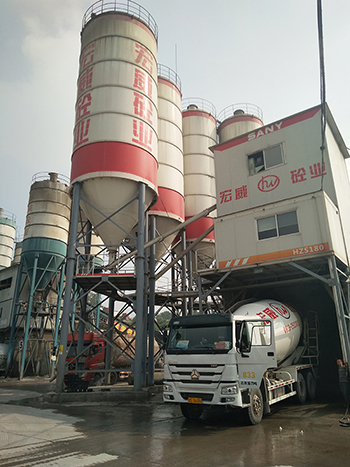 02 HZS240搅拌站装料 (5)