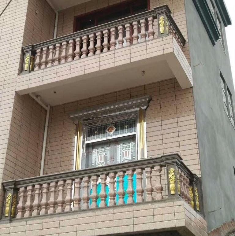 新闻中心 03 达州罗马柱栏杆出售    在达州自建房配上罗马柱栏杆在