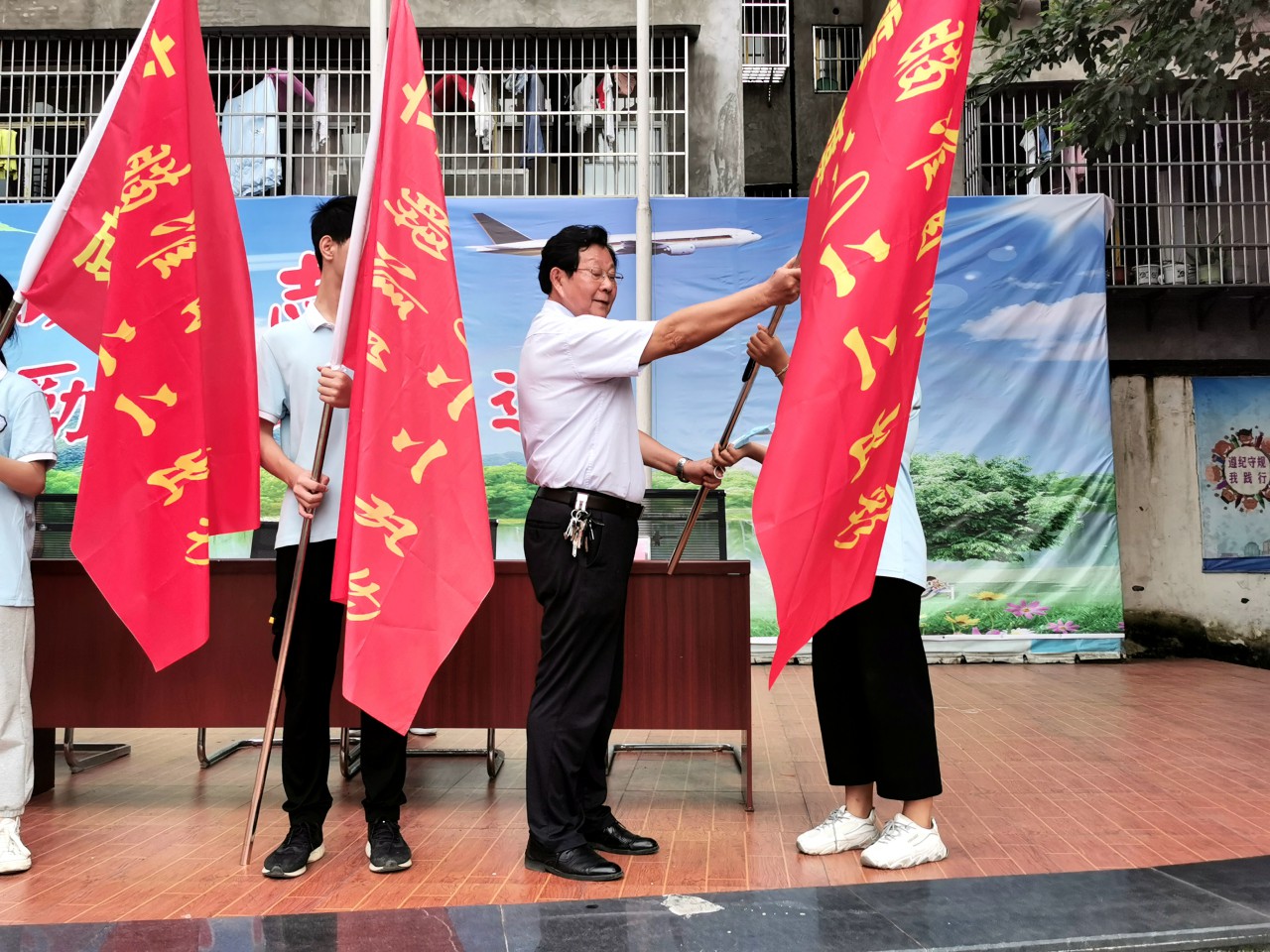 华宇学校孔校长为初三年级授“立誓旗”